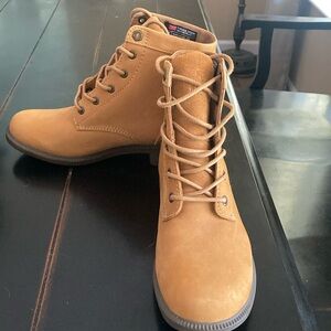 Women’s Kodiak waterproof Boot size 7.5